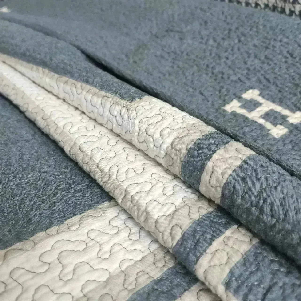 Quilted houndstooth Reversible Coverlet Set - Fluffyslip