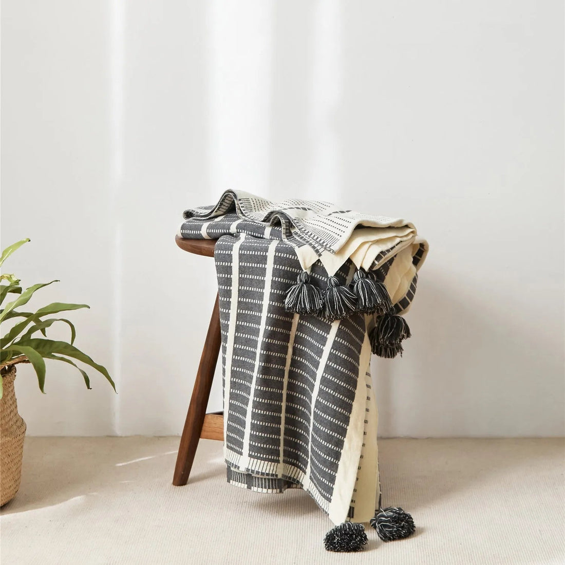 Choosing the Right Size Throw Blanket: A Sophisticated Guide for Every Home