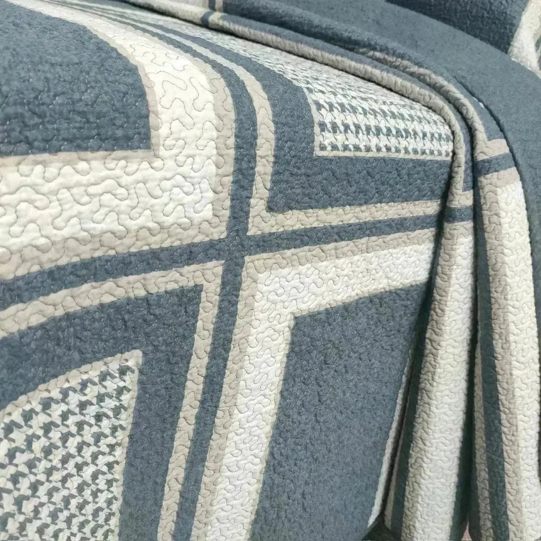 Quilted houndstooth Reversible Coverlet Set - Fluffyslip