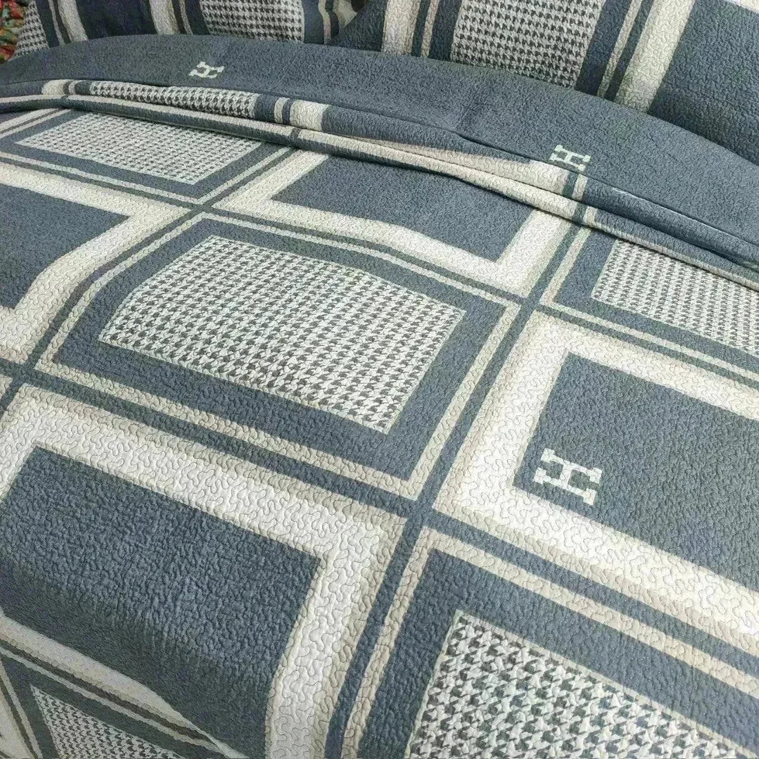 Quilted houndstooth Reversible Coverlet Set - Fluffyslip