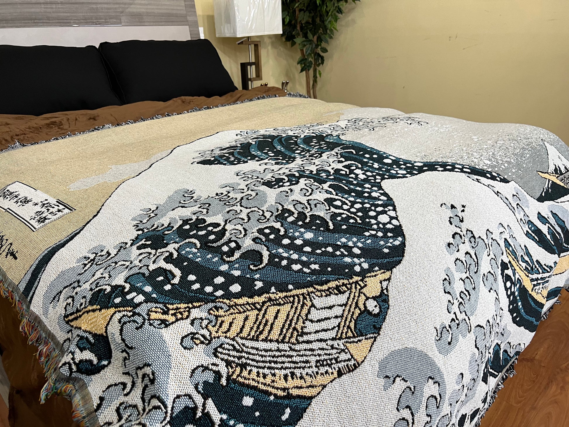 130x180cm Great wave Throw Blanket on a Beauty rest black full size bed